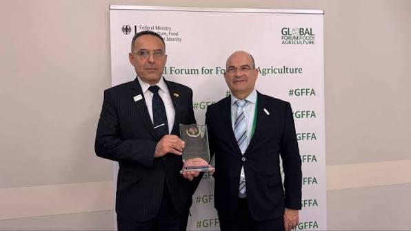 على هامش المنتدى العالمي للأغذية والزراعة 2026 في برلين وزير الزراعة السوري ومسؤول برنامج الأغذية العالمي يبحثان تعزيز الشراكة ودعم الأمن الغذائي